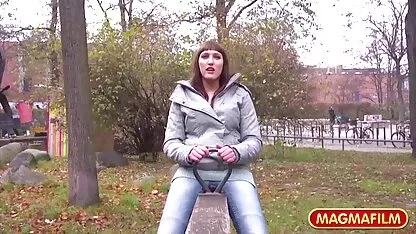 Skinny girl doe sexy shorts sex oma sex uit en speel met poesjes