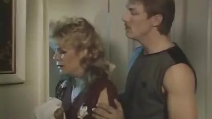 Vrolijk Blondje omafotze tube geeft mannen in de kont op.