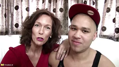 Verdorven bodybuilders pijpt een man en geeft neuken met je oma hem een likje.