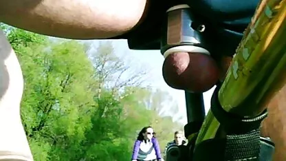 Sophie oma sexfilm lag op het gras en masturbeerde gretig.