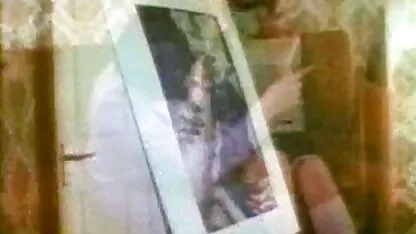 Een man die twee sexy Oekraïense vrouwen pijpt oma in kont neuken in het zwembad.