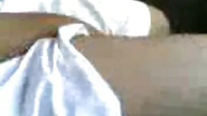 Buste hoer in een sex oma mature carnavalsmasker om het gat erin te luizen.