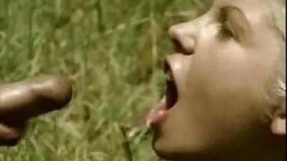 Lolita vast in bed met een jong mannelijk paard oma real sex