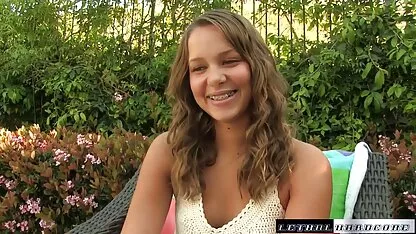 Kate neuken met oma verhalen Ree poseert sexy.