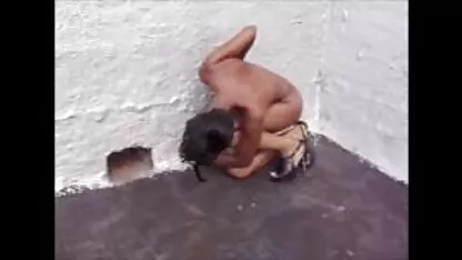 Een man schopt terwijl een meid op de bal stampt gratis sexfilms oma met haar voeten slippers