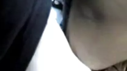 Meisjes besmeurd met verf die zichzelf streelde hot oma porn tot een orgasme.