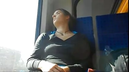 Twee meisjes geven oma in de kont neuken zich over om te neuken door oude opa.