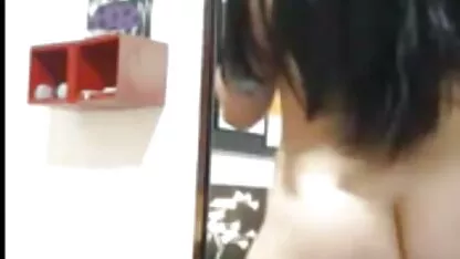 Anastasia laat oma sex foto haar naakte lichaam zien in een privégesprek.