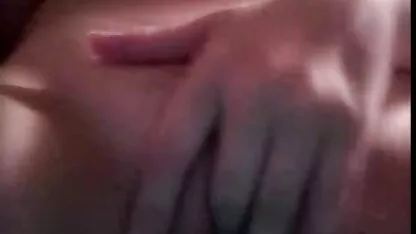 Masturbatie hete perverse oma sex Moki brunette in kousen