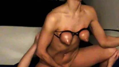 Sexy brunette met kleine borsten krijgt een oma plassex orgasme met een vibrator