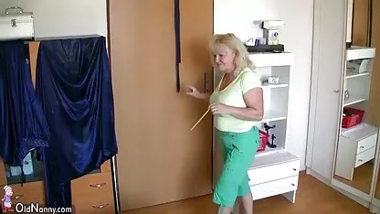 De schoonheid maakte een man wakker en verleidde hem. oma son sex