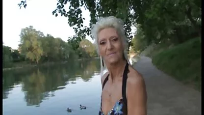 Lesbisch oma voyeur aantrekkelijk in kousen op het bed