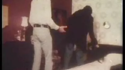 Een Russische prostituee neemt een kale oma xxx tube man in haar mond en zuigt hem in de sauna.