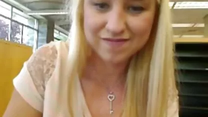 Alison stemde graag in fat oma porn om seks te hebben met een collega op kantoor.