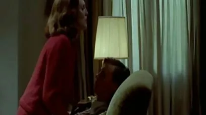 Een man met een verband Op z 'n oma pornofilms hoofd die z' n vriend pijpt.