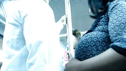 Een man gefilmd op amateurcamera oma sexy tube terwijl zijn vriendin waardeloos is.
