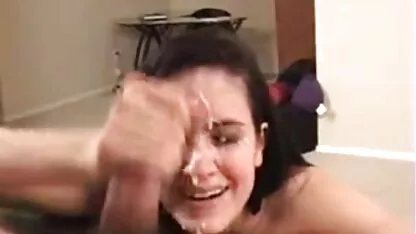 Slim Alex vingers haar clit met een roze sec met oma vibrator