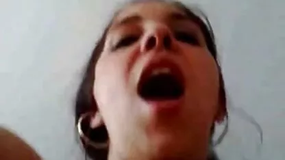 De meisjes lagen oma pornstar op het bed en streelden de clitorale vibrator.
