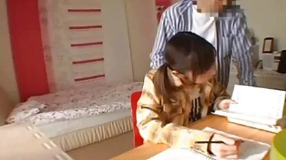 De man blies het meisje in de kont en filmde alles geile oma massage in de video