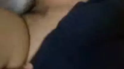 Meisjes met heel siliconen borsten die haar kutje oma german porn vingeren