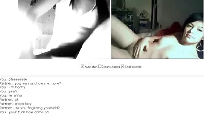 Lexi laat live sex oma zien wat er onder haar kleren zit.